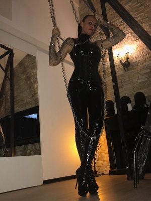 Domina Liane - Galerie 'Laque & Rubber'