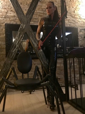 Domina Liane - Galerie 'Laque & Rubber'