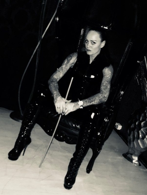 Domina Liane - Galerie 'Laque & Rubber'