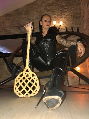 Domina Liane - Galerie 'Leather'